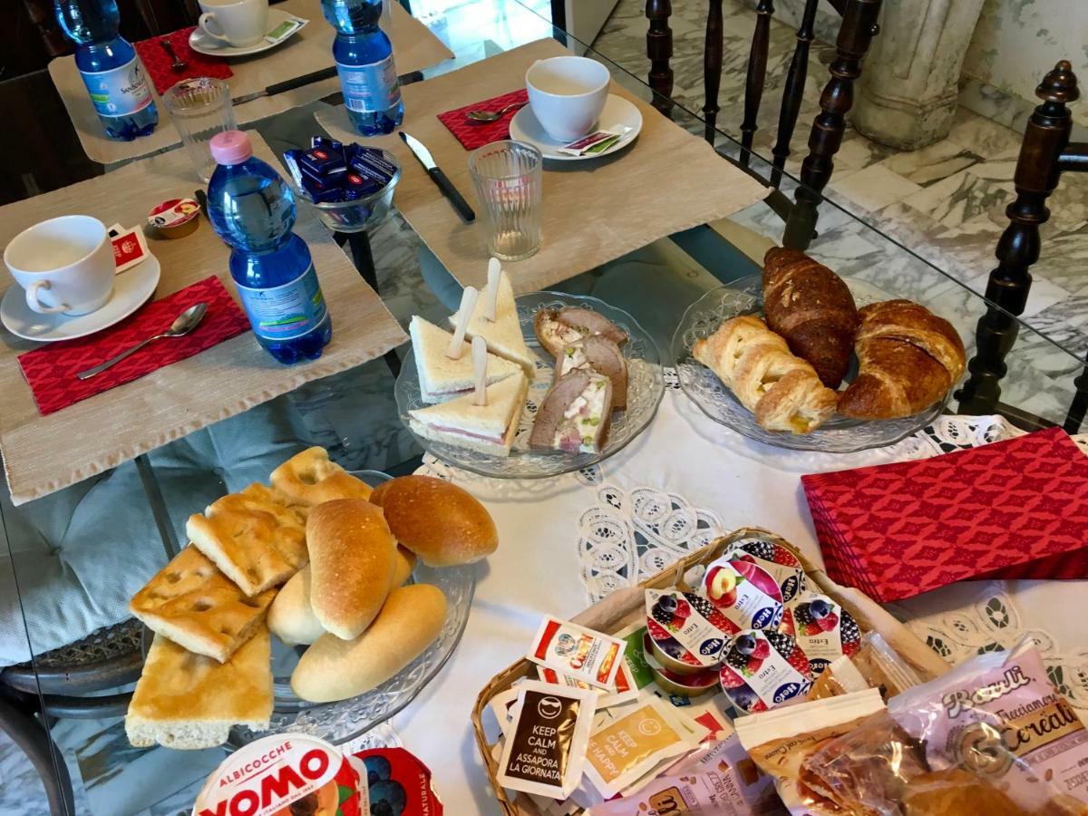 Il Nido Della Rondine Leivi Bagian luar foto