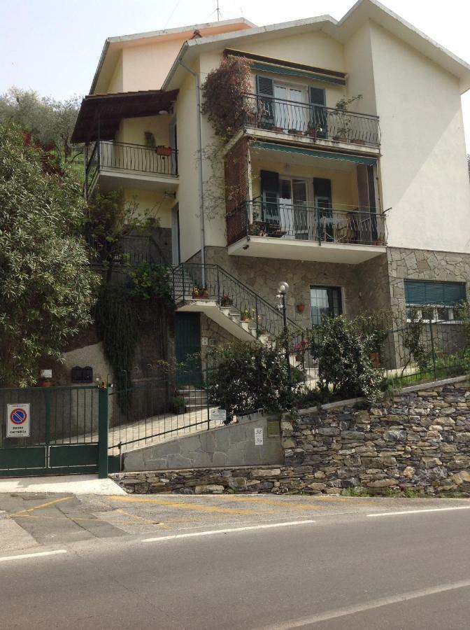 Il Nido Della Rondine Leivi Bagian luar foto