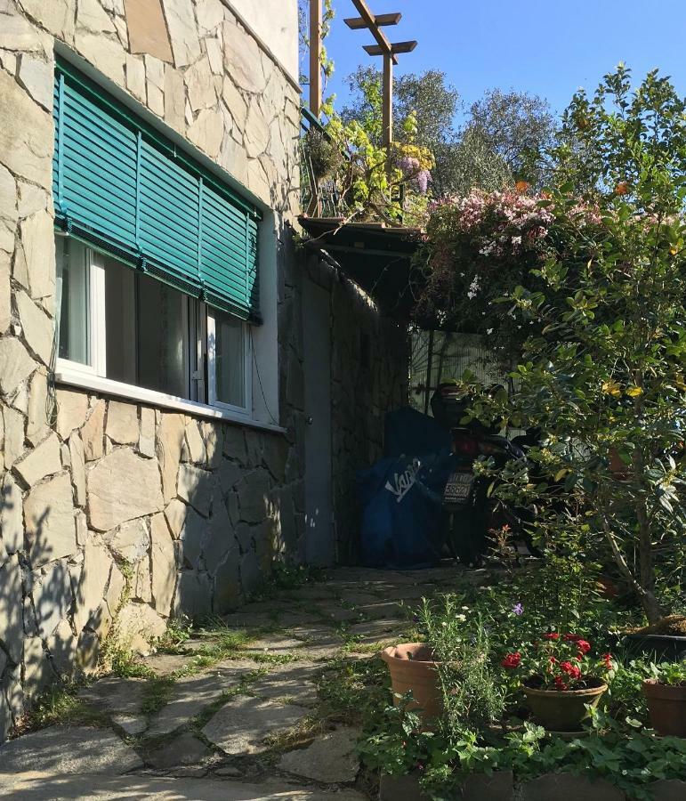 Il Nido Della Rondine Leivi Bagian luar foto