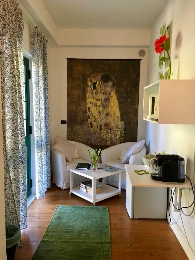 Il Nido Della Rondine Leivi Bagian luar foto