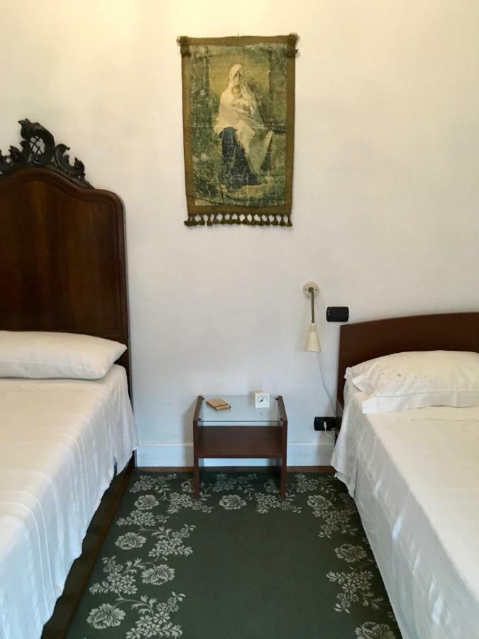 Il Nido Della Rondine Leivi Bagian luar foto